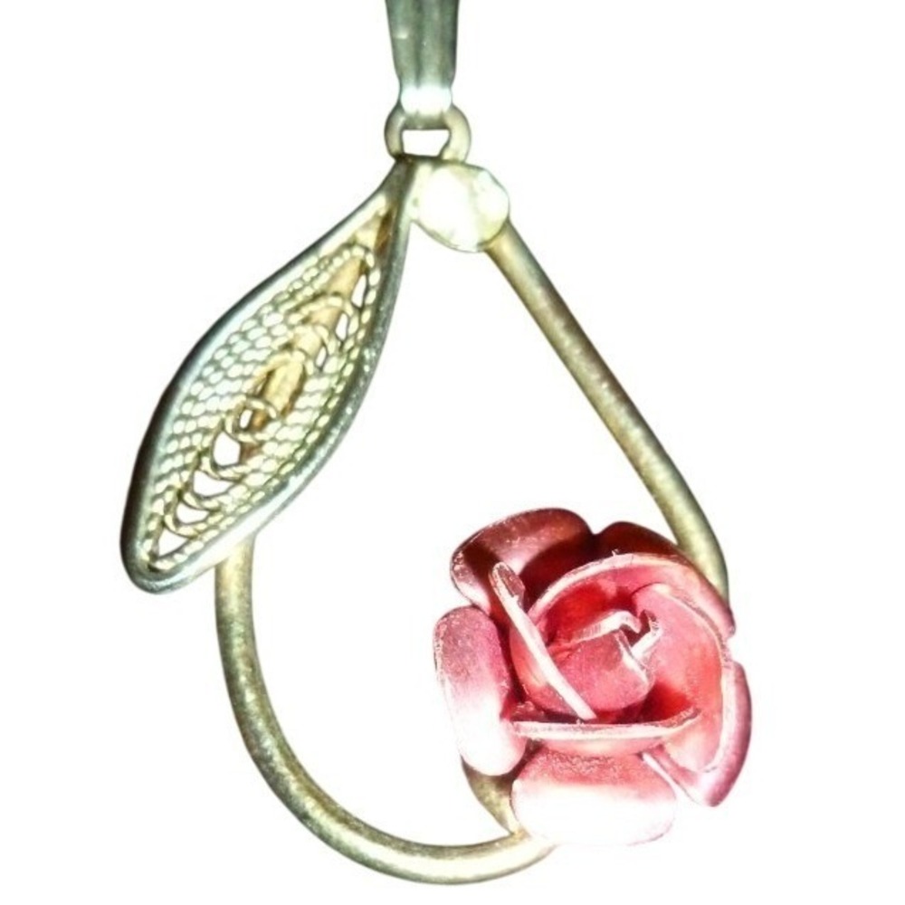 Vintage Gold Tone Teardrop Pendant Necklace Pink‎ Rose Filigree Leaf Detail